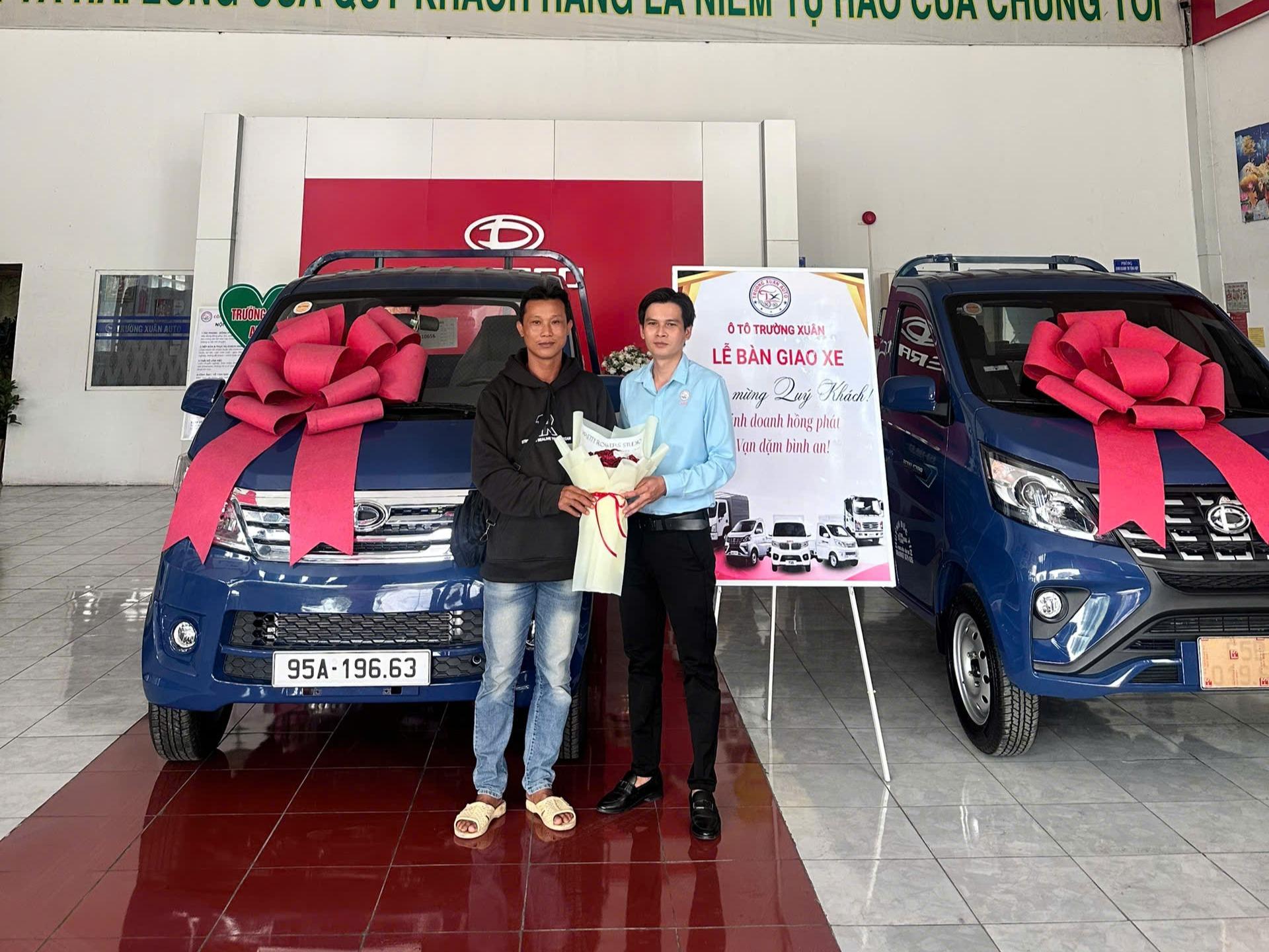 Khách hàng nhận bàn giao xe TERACO tại TRƯỜNG XUÂN