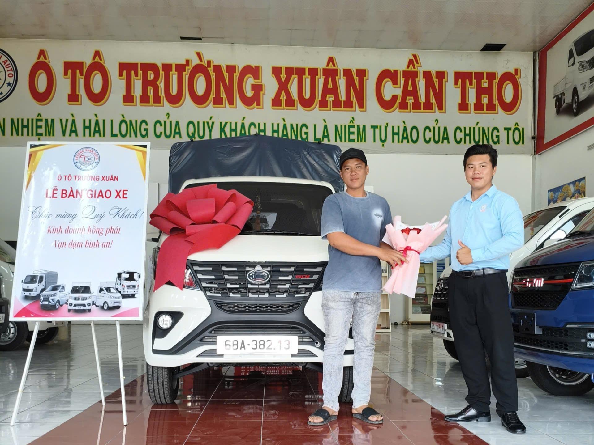 Khách hàng nhận bàn giao xe TERACO tại TRƯỜNG XUÂN