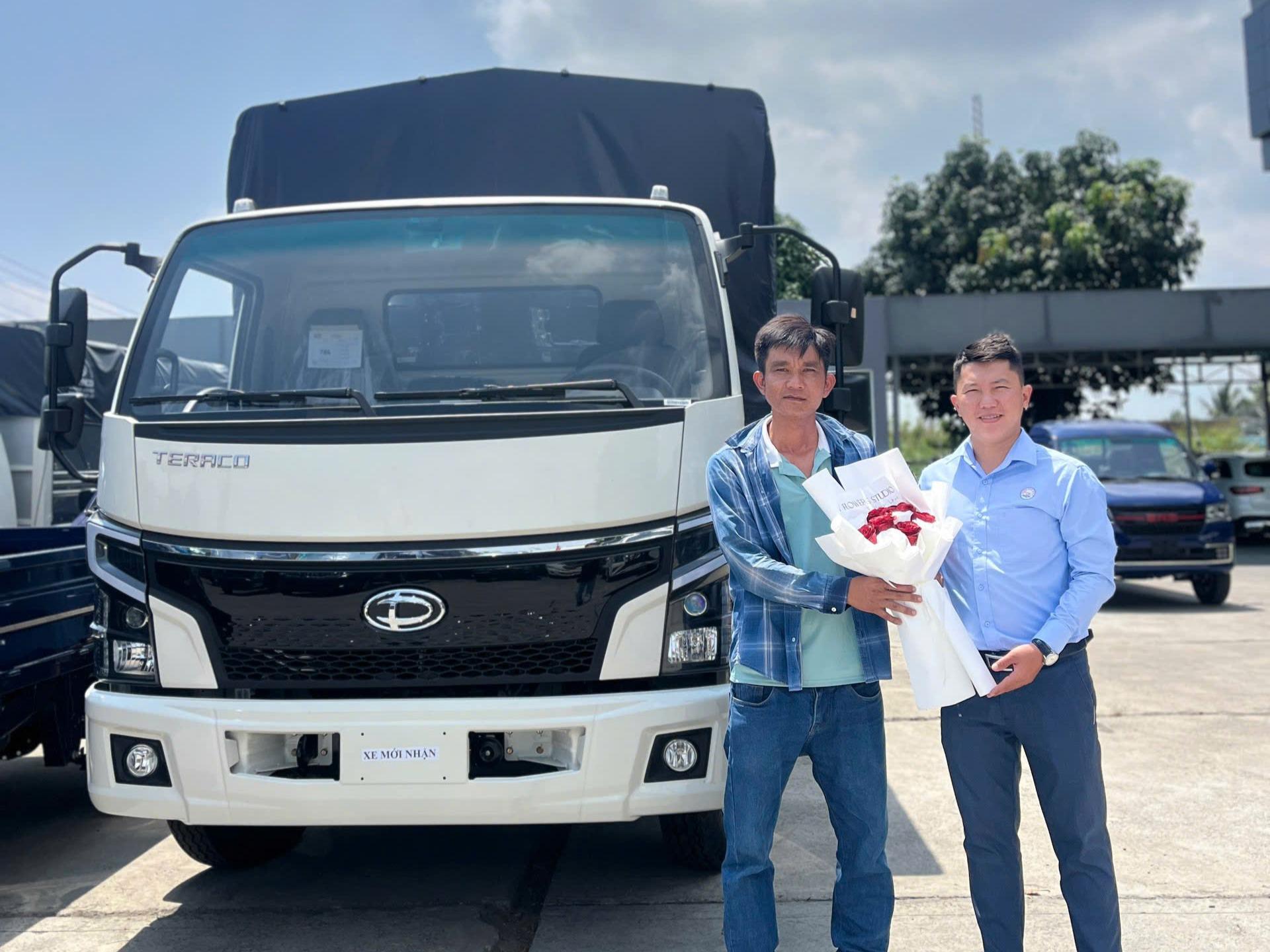 Khách hàng nhận bàn giao xe TERACO tại TRƯỜNG XUÂN